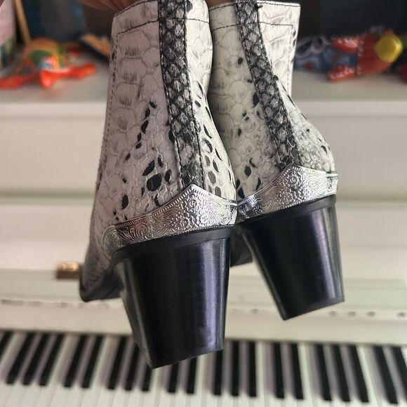Jeffrey Campbell Black and White Snakeskin Ankle Booties Size 9 - Picture 12 of 16